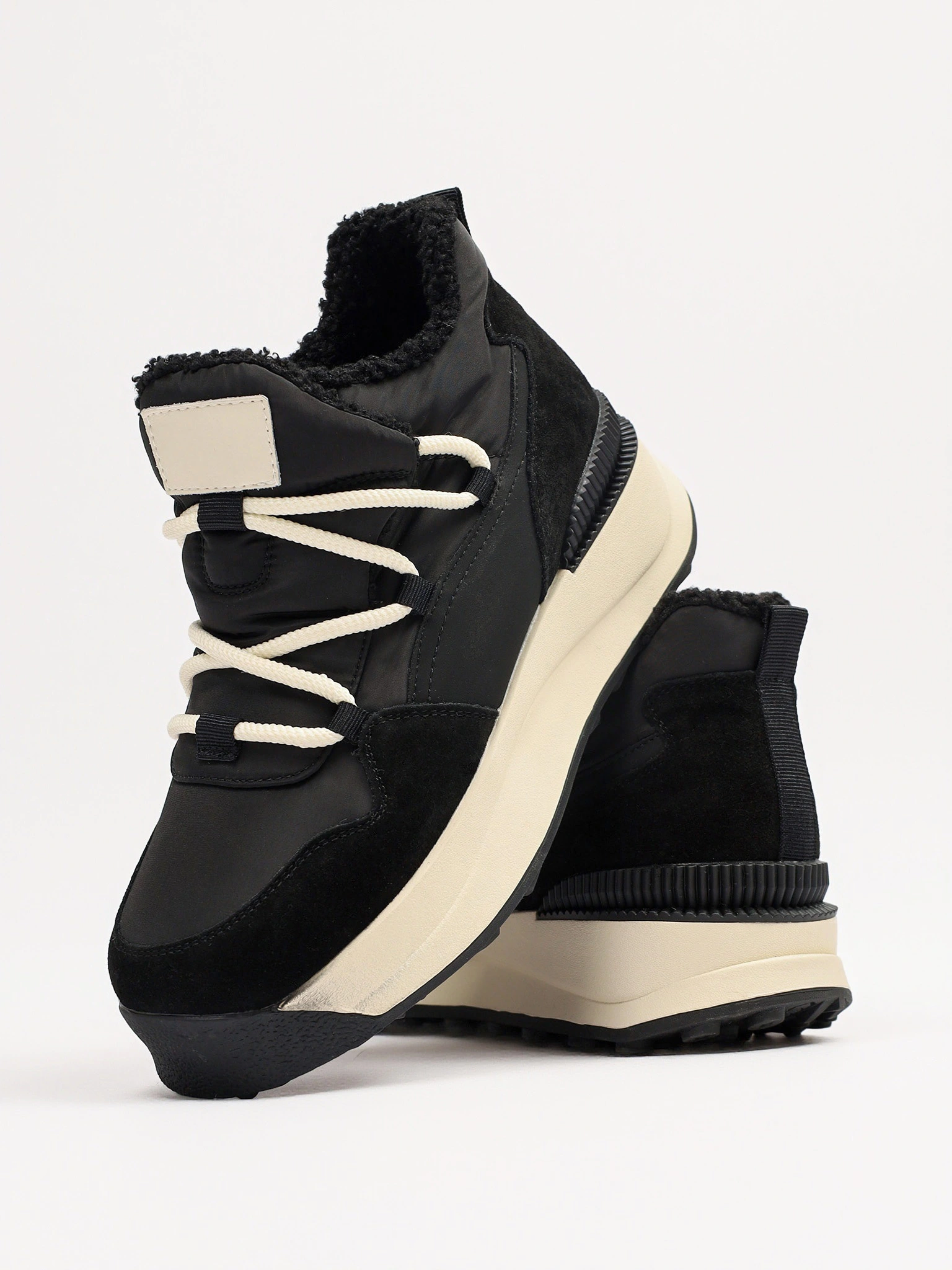 Ботинки комбинированные черного цвета на контрастной средней подошве